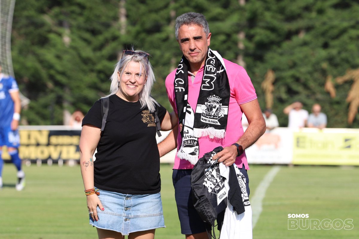 Burgos_CF's tweet image. Lucio Arnáiz, jugador del Burgos CF en la década de los 90 y leyenda blanquinegra, realizó el saque de honor en el Jesús María Pereda bajo una sonora ovación. 

Gran detalle de nuestra Peña Burgos CF Medina de Pomar en reconocimiento a su defensa de nuestros colores.