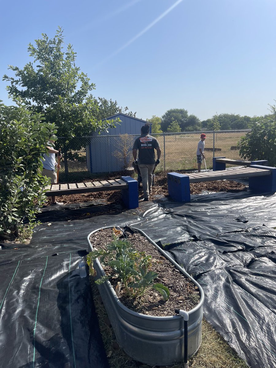 Giving back! Had the great pleasure to go back to my elementary school with Team Depot 6570 to help rebuild their outdoor learning/garden area! #TeamDepot #THD #powerofthegulf  <a href="/GardeniaM9/">Gardenia Macedo</a> <a href="/ericbernal01/">Eric Bernal</a> <a href="/Juan24549586/">Juan Murillo</a> <a href="/GaryNeie/">gary neie</a>