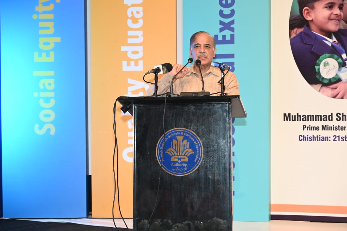 جیسے ایک مالی کیلئے اپنے باغ کو ہرا بھرا اور پھل دار دیکھنے سے بڑھ کر اس دنیا میں کوئی خوشی نہیں، اسی طرح آج دانش اسکول کے ہونہار، باصلاحیت اور کامیاب طلباء و طالبات کو دیکھ کر دل فی الفور اپنے رب کے حضور سربسجود ہو کر اس کا شکر بجا لانے کو کیا. 

کڑی تنقید کے باوجود جس پودے کو
