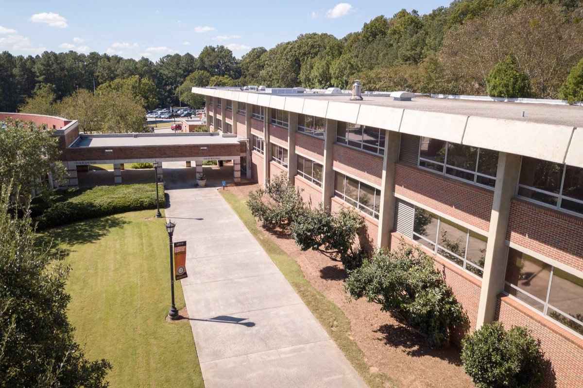 Start the day with group games, get silly on the Slip-N-Slide, compete in a field game or LARP, or dress to impress during Character-Con. The campus has beautiful playing fields and outdoor basketball and tennis courts. Learn more: emaginationstemcamps.com/georgia-stem-c…