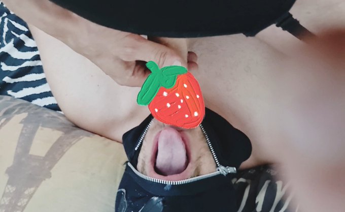 Al mio giovane Salve piace molto la frutta 🍒🍓..ma anche la polpa💦.. vieni a vederlo in azione sul mio<a href="/tag/instagram"class="tags"><span>#instagram</span></a><a href="/tag/goldalessia"class="tags"><span>#goldalessia</span></a>