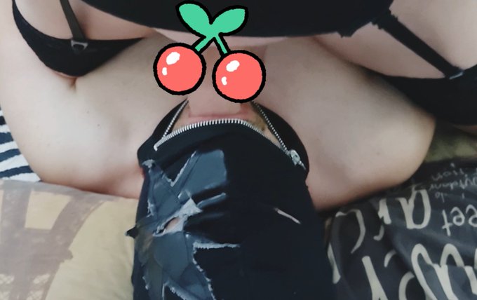 Al mio giovane Salve piace molto la frutta 🍒🍓..ma anche la polpa💦.. vieni a vederlo in azione sul mio<a href="/tag/instagram"class="tags"><span>#instagram</span></a><a href="/tag/goldalessia"class="tags"><span>#goldalessia</span></a>