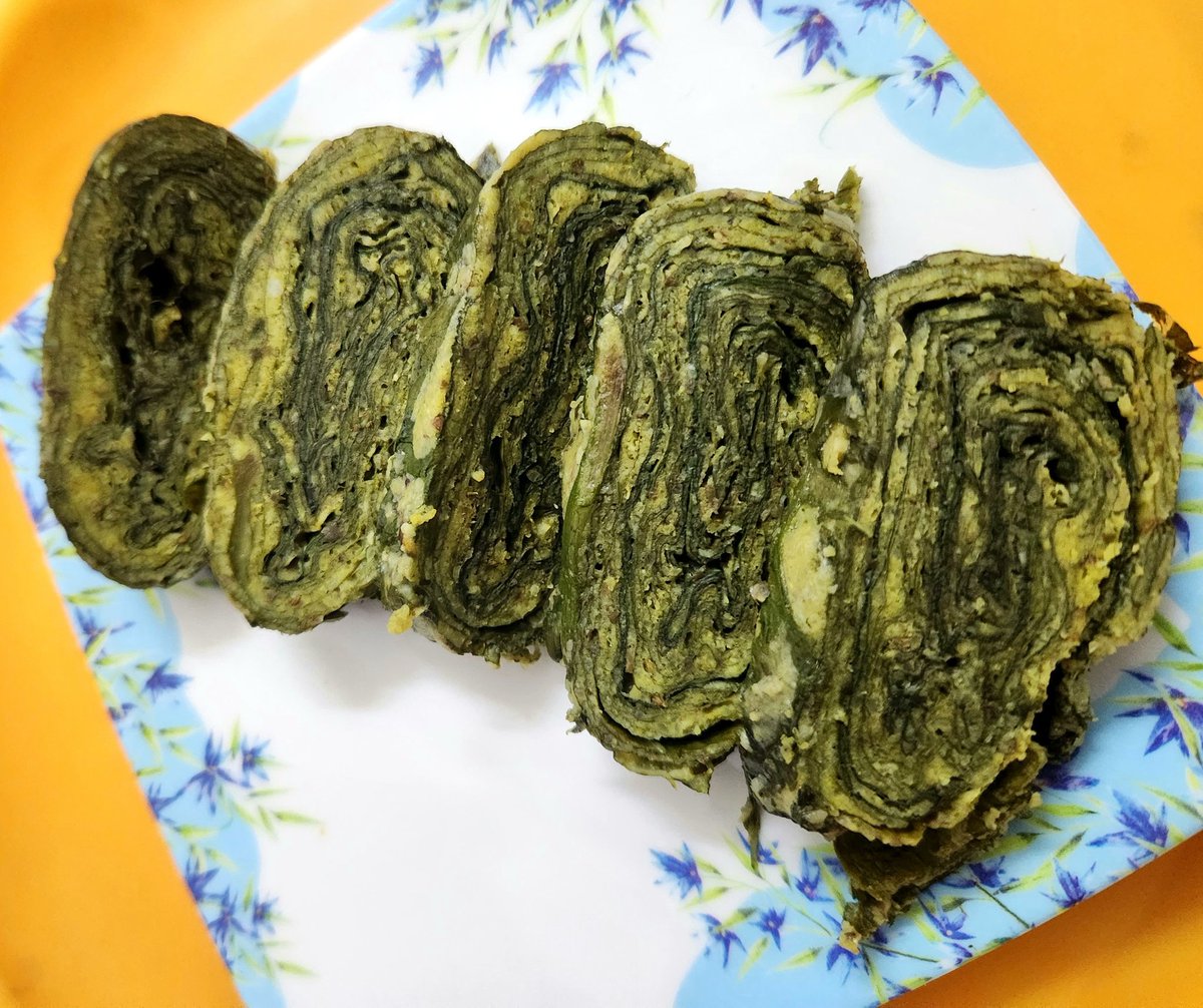 Aannamikka's tweet photo. Barsaat mein Ghar ka safar iske bina adhoora hai...🤩
My Love for Traditional Cooking! 😊
Himachal Deliacy 😋
(Pic before frying it)
#Patrode #Beth #ArbiLeaf
#HimachalDelicacy #PahaadiSnack #SelfCooked https://t.co/g5V60CswAS