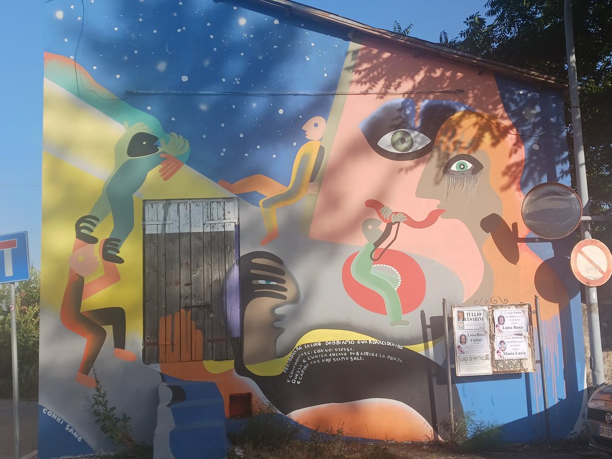 mobilitatTACC's tweet photo. Avui hem tingut l'oportunitat de descobrir altres tipus d'street art a Gioia dei Marsi de la mà de les dones grans del poble, i conèixer el primer mural a Aielli Stazione per recordar el terratrèmol del 1915 https://t.co/uj0eIW19FF