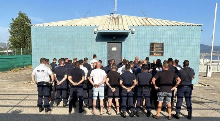 ActuFDO's tweet photo. 🇫🇷 Les #Policiers de la #CRS61 soutiennent leurs collègues de #Marseille ! #SoutienFDO https://t.co/et5snbiMAb