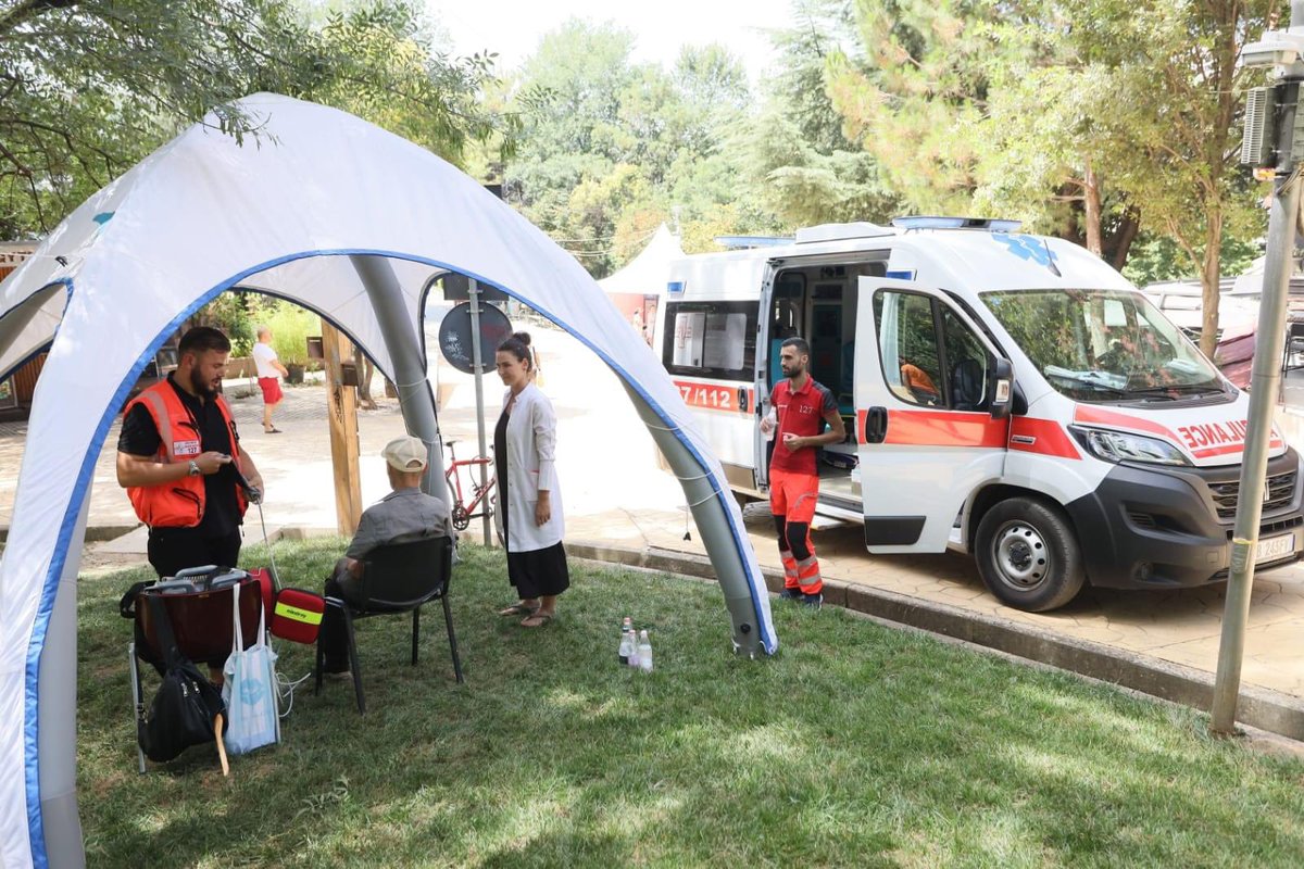 🚑👩🏻‍⚕️☀️🌡️Me hapjen e 9️⃣ Njësive të Lëvizshme të Asistencës Mjekësore në terren, kanë marrë shërbim mbi 1400 qytetarë dhe turistë në këto ditë të të nxehtit ekstrem. 

👏🏼 Mirënjohje ekipeve mjekësore në Tiranë, Durrës, Elbasan, Berat, Gjirokastër, Shkodër për shërbimin shembullor.