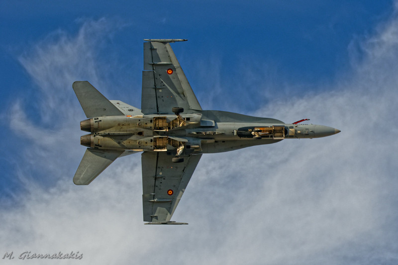 Belly view with extended landing gear and refueling probe of an EF-18A Hornet from Ala 12 of  @ejercitodelaire (Spanish Air and Space Force) from Torejon, photographed during @athensflyingweek 2018
#Hornet #spanishhornet #F18 #EF18 #Ala12 #torejon #boeing #bellyview #landinggear https://t.co/VNzG5KjwVf