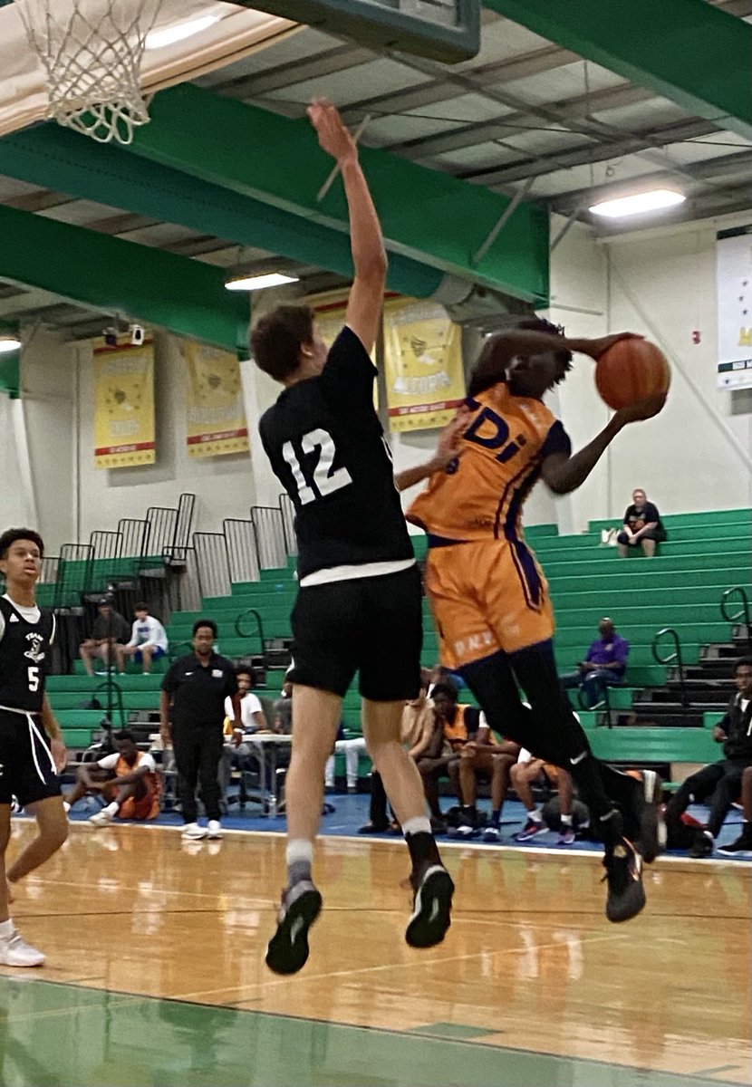 NorfolkKnights's tweet photo. 3Di 6’3 2025 Yacouba Maiga (Montgomery Blair HS, MD) is well defended but went to the scoop shot to score.  He has 8 points and 3Di leads Team Loaded 804 33-18 with 11:58 left 2H.  #BigShots #VAShowdown ⁦@BigShotsToday⁩ ⁦@BigShotsGlobal⁩ https://t.co/i2TFyvEcyv https://t.co/4UmCDiTdDh