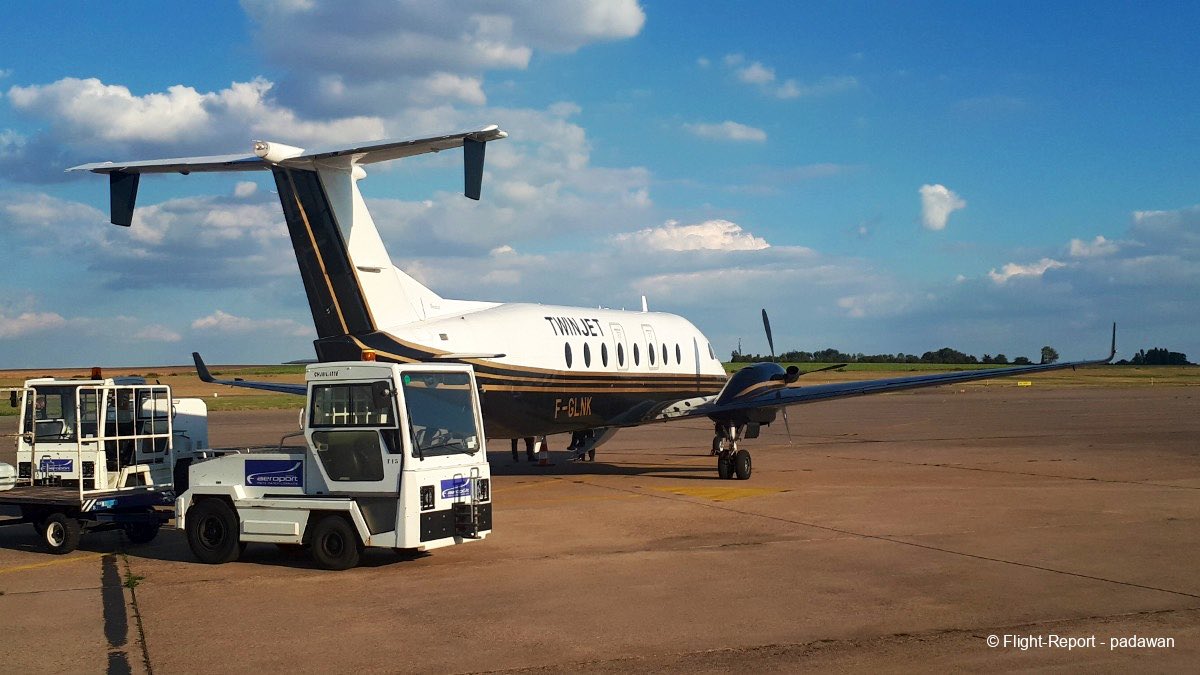 [Récit de vol] Une traversée insolite de la France 🇫🇷 en Beechcraft 1900D de Twin Jet entre <a href="/aeroportmp/">Aéroport Marseille Provence</a> et Metz :

Un vol pratique au confort réduit mais avec un équipage prévenant et une collation servie à bord.

✈️ flight-report.com/fr/report/6332…
