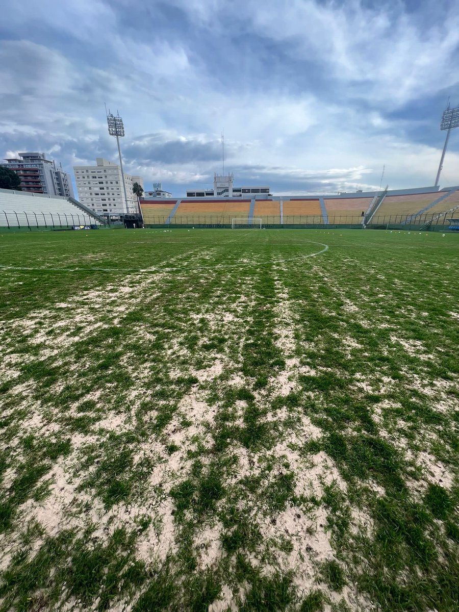 MartinCharquero's tweet photo. AHORA. Así está el Campus de Maldonado. En un rato juegan Atenas-Bella Vista. Es Vergonzoso que se haya permitido que se habilite un campo en estas condiciones para un partido profesional. https://t.co/H7pr0wp3eg