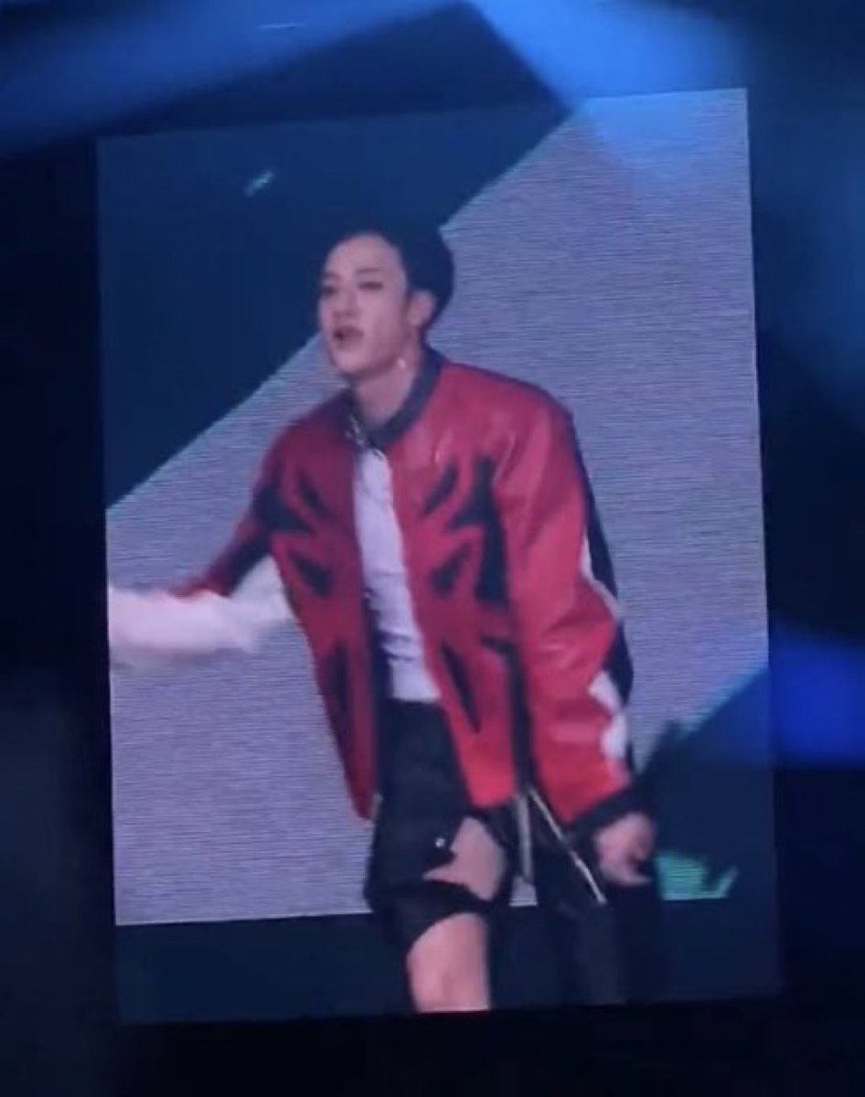 b1nchn's tweet photo. Imagine if chn ripped his pants at the bulge area like his bulge would of been exposed to all of st4y https://t.co/aMVN7f9l5J