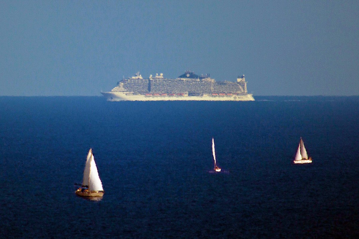 42778 #MSC #Seaview de #Barcelona @portdebarcelona a #Canes @villecannes #Mediterrània #Mediterranean @MSCCruises_PR @MSCCruisesUSA @mscseaviewofficial #Creuer #Cruise Vist des d’#Alella #Sailing