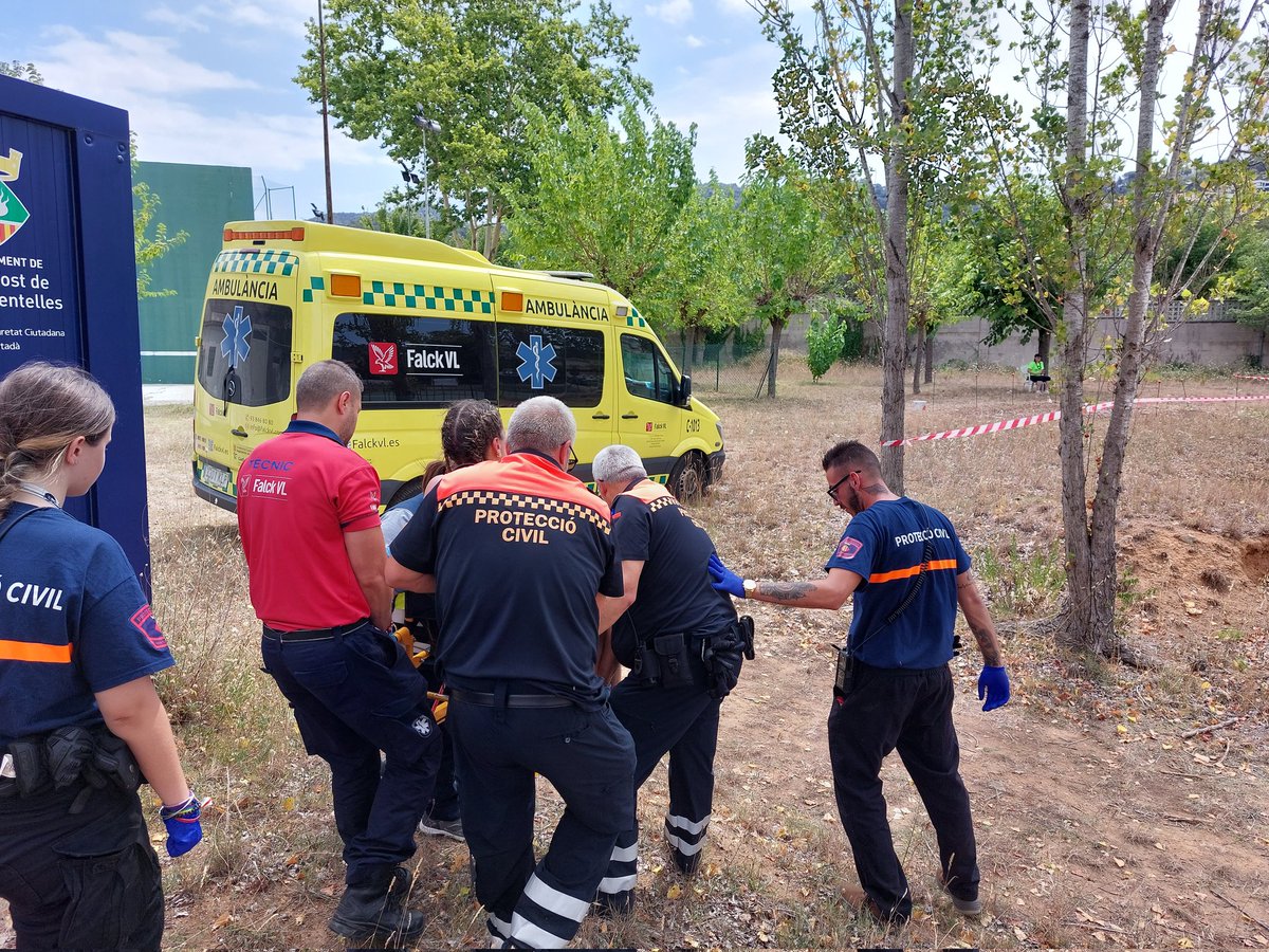 pcivilsantfost's tweet photo. Servei preventiu de #ProteccióCivil amb motiu de la Cursa del Drac a #SantFost. 
@AJsantfost 
@Coordinadora_AV https://t.co/VgH89UrmKi