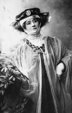 Limited tickets are still available for Summer Theatre Company’s production of The Merry Wives of Windsor in July &amp; Aug - back by popular demand! Get your tickets here👉bit.ly/43x3qhH

📷 Ellen Terry as Mistress Page in the 1902 production of Merry Wives