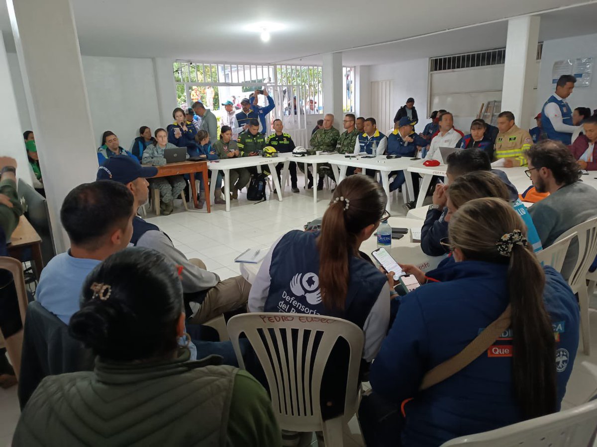 DefensoriaCol's tweet photo. 2/2 Destacamos la presencia del director de @UNGRD, quien ordenó agilizar entrega de ayudas a la comunidad afectada y dar enfoque de #DDHH, tal como lo habíamos solicitado desde @DefensoriaCol. Mantenemos el acompañamiento a la comunidad garantizando sus derechos. https://t.co/C1QLoTgchZ