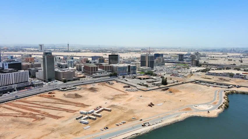 جانب من الاعمال الجارية في مشروع تطوير الواجهة البحرية لمنطقة #جدة التاريخية "البلد"، والتي من المقرر ان تكتمل كامل اعمالها بحلول فبراير 2025.