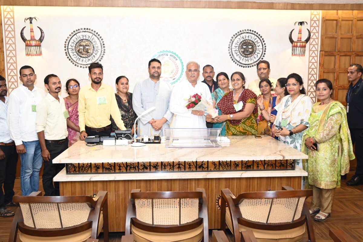 आदरणीय कका CM श्री <a href="/bhupeshbaghel/">Bhupesh Baghel</a> जी। घोषणा पत्र में किए वादे अनुसार अगर विद्या मितान (अतिथि शिक्षकों)  के #नियमितीकरण का वादा भी जल्द पूरा कर देते तो ये ख़ुशी हजार गुना बढ़ जाती। आप मानदेय में वृद्धि न करके नियमितीकरण या संविलियन कर दीजिये।
#विद्यामिताननियमितीकरण

<a href="/kumari_selja/">Kumari Selja</a>