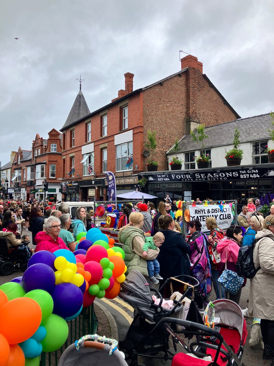 🎈Lovely parade today at 💯 Prestatyn Carnival despite the weather! There were gorgeous balloon displays in the town centre and we had drums, pipes, bagpipes, morris dancers, fire eaters, dragons and dinosaurs! 🦖 🔥 🪘 👸 🐉