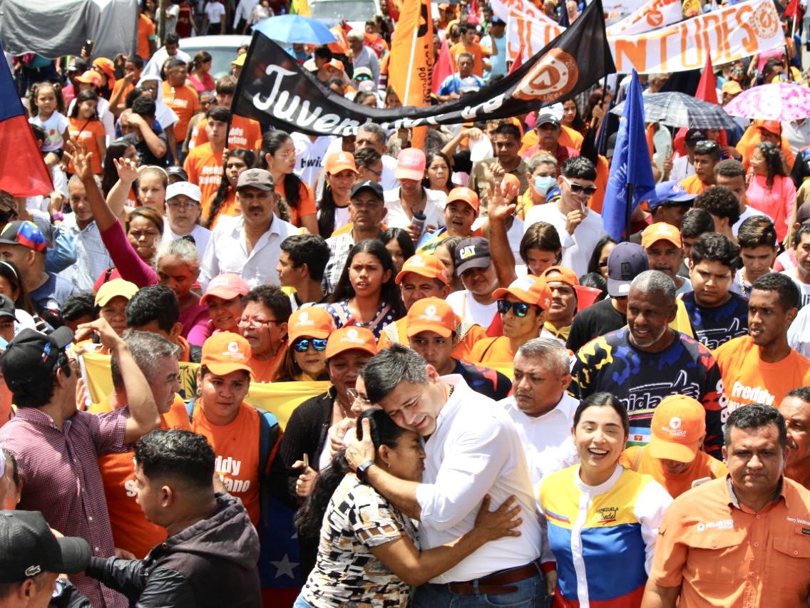 NotiAhoraVzla's tweet photo. Así fue la concentración de Freddy Superlano en el estado #Barinas este sábado.

El candidato de @VoluntadPopular asistió a un masivo acto en su tierra natal acompañado de su esposa y líderes de la tolda naranja. https://t.co/NNCeHdhAtl