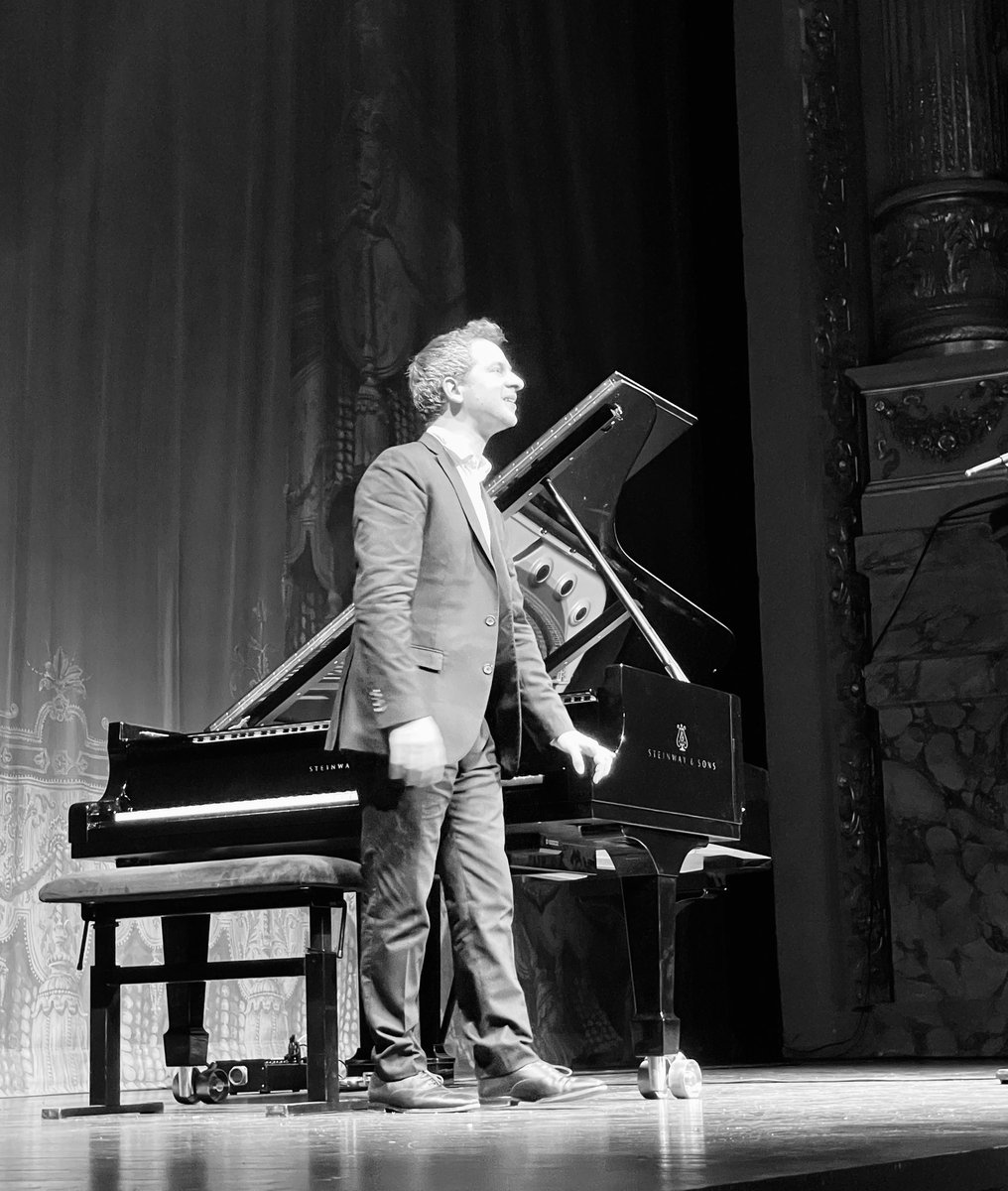 MissPetoncule's tweet photo. Le bonheur de retrouver le pianiste @ChamayouB ce soir à l’Opera Comédie de #Montpellier pour le @FestivalRF  avec l’intégrale des Années de pèlerinage de Franz Liszt 🎹 🎵🎶 #FestivalRadioFrance @francemusique @montpellier_ https://t.co/jIAvvlXFH0