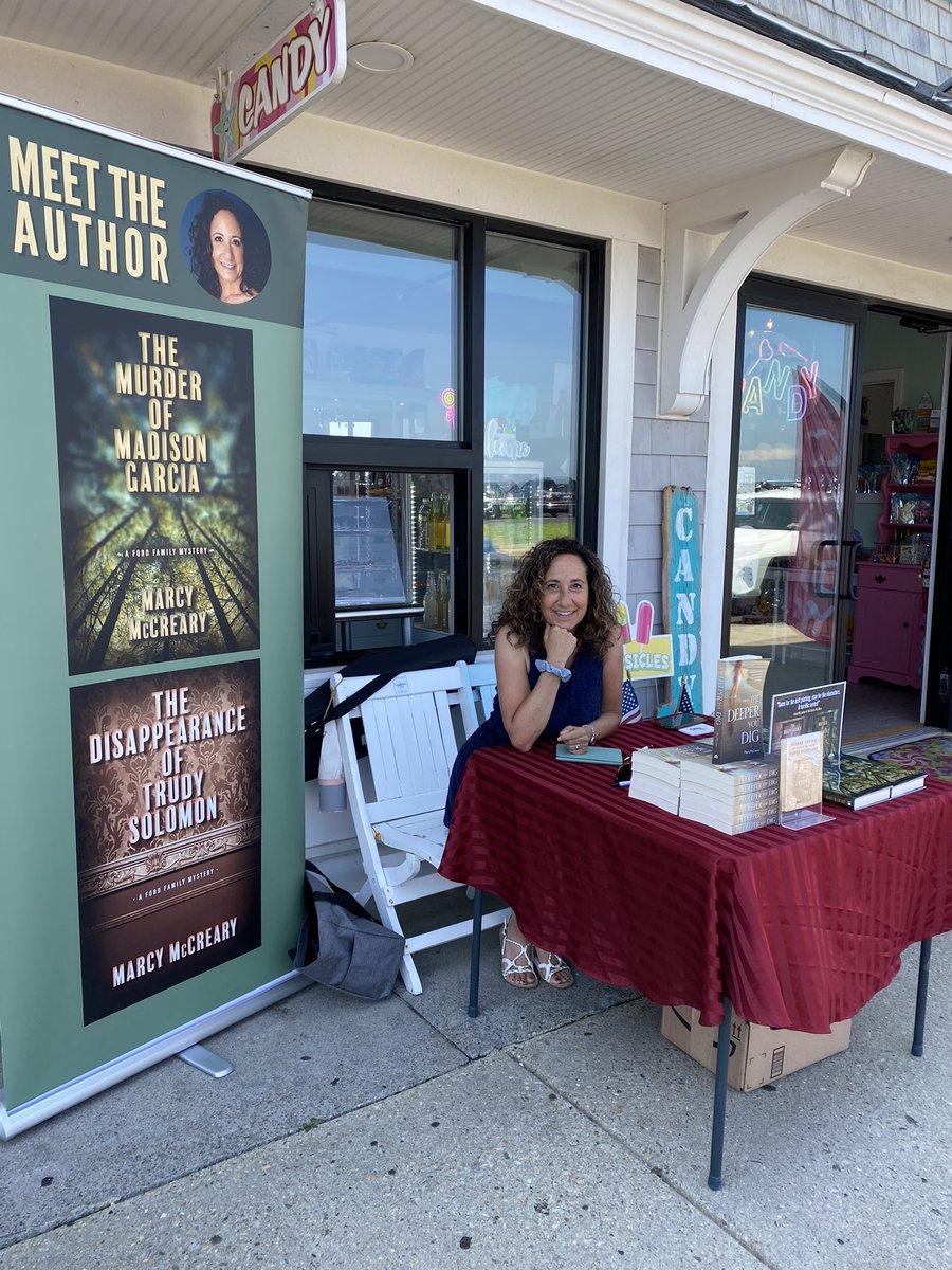 My friend owns the sweetest candy 🍭 store in the world (Nantasket Sweets) and invited me to set up a pop-up signing table. #hullma #nantasketbeach #BookTwitter