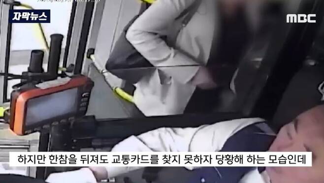 tang__kira's tweet image. Mba-mba: Duh mana yah kartu transportasi buat naik bus... Bentar yah pak cari dulu...

(Mbanya nyariin diliatin penumpang lain)

Sopir bus: "Dah mba naik aja gapapa"

10 hari kemudian:
Kantor sopir busnya dikirim 10 kardus minuman dengan tuliaan "makasih yah pak atas bantuannya"