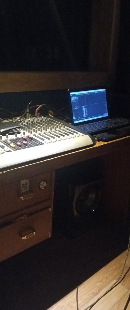 RomuloScott's tweet photo. #NoStudio 1⁰ dia de gravação.
Colocando as voz guia nas músicas. https://t.co/xVLyosJOKq
