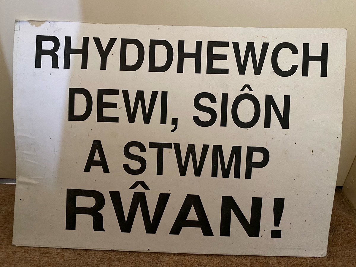 elias_angharad's tweet image. Wedi bod yn edrych ar #Firebombers ar iPlayer heddiw a chofio fod mam wedi cadw’r rhain: llun o un o’r tai ha’ cynta i fynd ar dân ar Fynydd Nefyn a phoster o un o’r protestiadau 🔥🏴󠁧󠁢󠁷󠁬󠁳󠁿