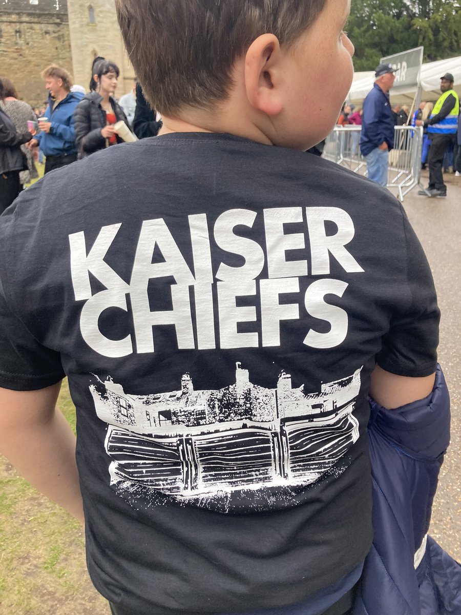 jules2779's tweet photo. @Rickontour @peanutkaiser @curlywand @WhiteyKaiser @vjthedrummer @KaiserChiefs one very excited boy! (&amp; mum!!) Jake is a drummer… he’ll be keeping an eye on you @vjthedrummer 🤣🥁#warwickcastle #boysfirstconcert https://t.co/WU0SCZXca7