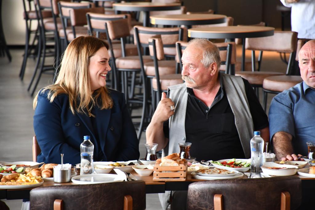 imrennilayt's tweet photo. Güzel ilçemiz Atakum’da bir birinden değerli muhtarlarımızla bir araya geldik. Harika bir sohbet ve istişare oldu. Emeği geçen herkese bütün kalbimle teşekkür ediyorum.  Seçimden seçime değil, her zaman buluşacağız demiştik, “İYİ”ki varsınız https://t.co/gVOpXbRJ7g