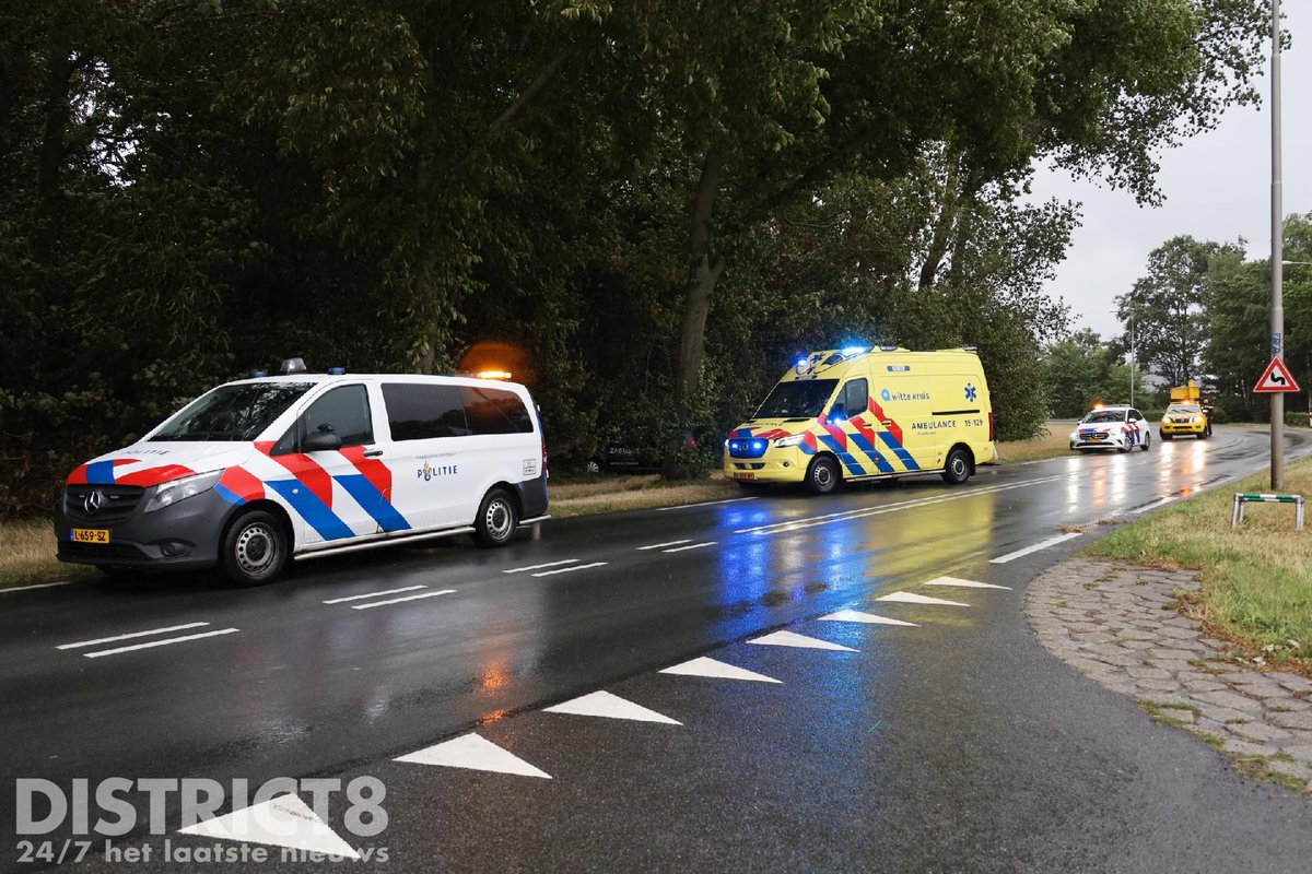 RedactieD8's tweet photo. Automobilist is op de #N467 #Naaldwijkseweg in #sGravenzande van de weg geraakt en in de bossage tot stilstand gekomen. Hij raakte lichtgewond en is nagekeken in de ambulance. https://t.co/wfhrt8Ha6S