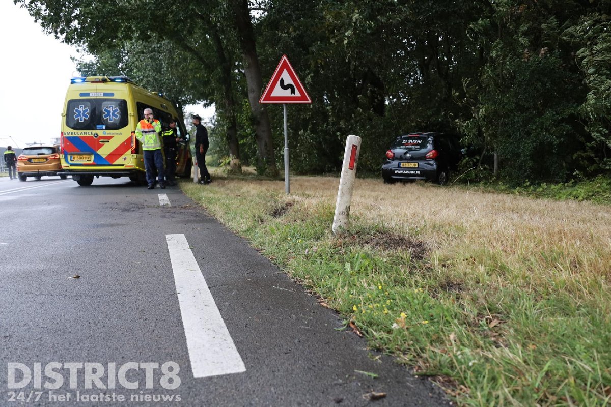 RedactieD8's tweet photo. Automobilist is op de #N467 #Naaldwijkseweg in #sGravenzande van de weg geraakt en in de bossage tot stilstand gekomen. Hij raakte lichtgewond en is nagekeken in de ambulance. https://t.co/wfhrt8Ha6S