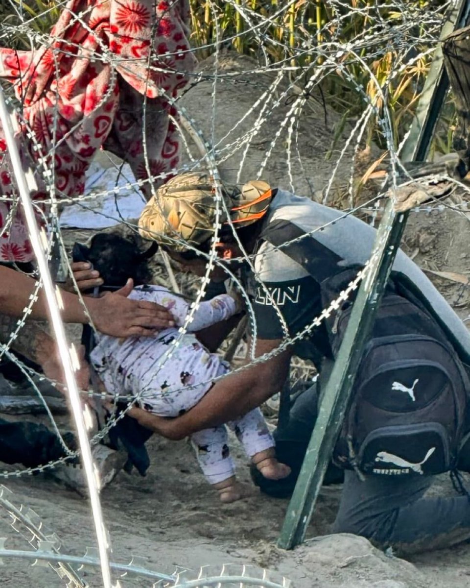 All over the 🌎 people are on the move for different reasons. Some flee due to regimes, conflict and violence, lack of clean water, food, &amp; shelter. The journey each person takes -like this baby -is worth a thousand words. #RefugeesUnknown #RUSU