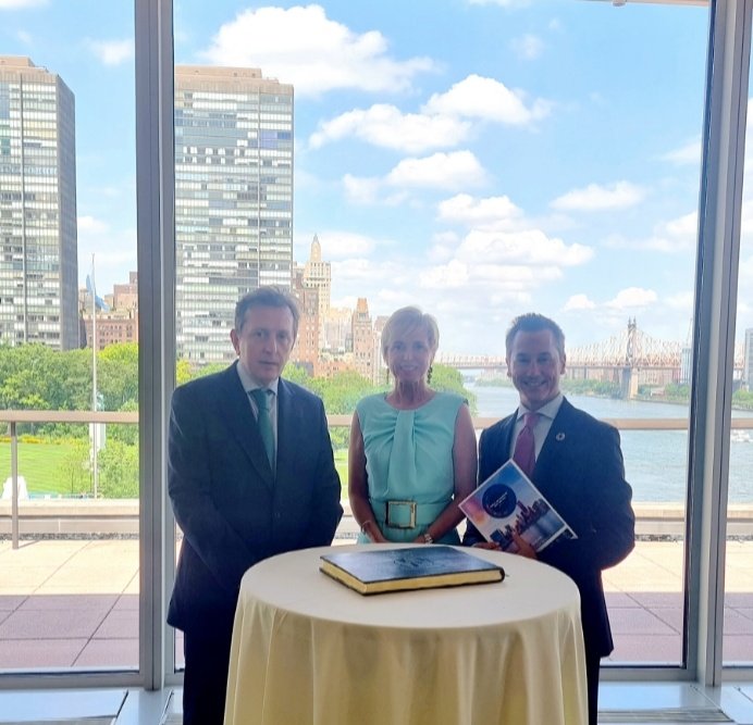 RodolfoTesone's tweet photo. Haciendo historia en la Sede de las Naciones Unidas con la firma del Acuerdo de Colaboración para el impulso y la Internacionalización de la #CartadeDerechosDigitales junto a @JavierCremades Presidente de @worldjurist, acto apadrinado por @SEDIAgob @carmeartigas
#WorldLawCongress https://t.co/e7qJcuWyzw
