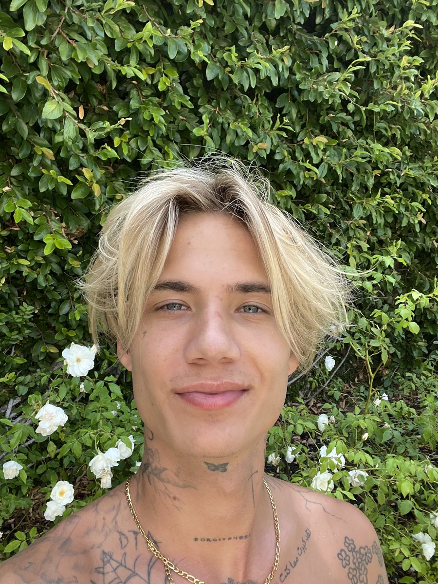 JadenHossler's tweet image. I’m really grateful right now. I miss my connection with all of you so much but I am blessed to have built a connection with myself it seems for the first time ever! Social media can be incredibly harmful to our brains. It can also be an amazing tool to show everything we are…