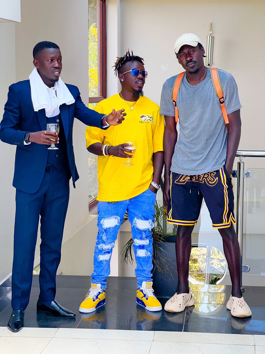 AtikinsF's tweet photo. 3 legends standing all together, Atikins Fashionz behind e camera 📸 #kebas #Enzo ad #controlla https://t.co/6hPONoJrEn