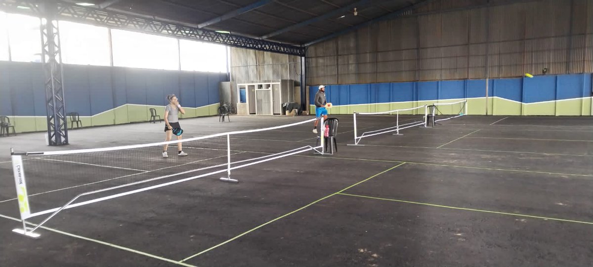 stereo100xela's tweet photo. #DeporteXela 🔴 | Se realiza el torneo de Pickleball, organizado por emprendedores y deportistas quetzaltecos, se juegan categorías singles, abierto y dobles mixtos. Se juega el mejor de dos de tres a 11 puntos.

Vía Moisés Cottom https://t.co/i4YV4eLtuh