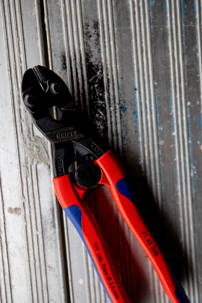 tool_monster's tweet image. Need help cutting bolts, nails, rivets etc.? These @knipex_uk comfort grip bolt cutters make life a lot easier.

#knipex #toolsaddict #tools #electrician #plumber #plumbing