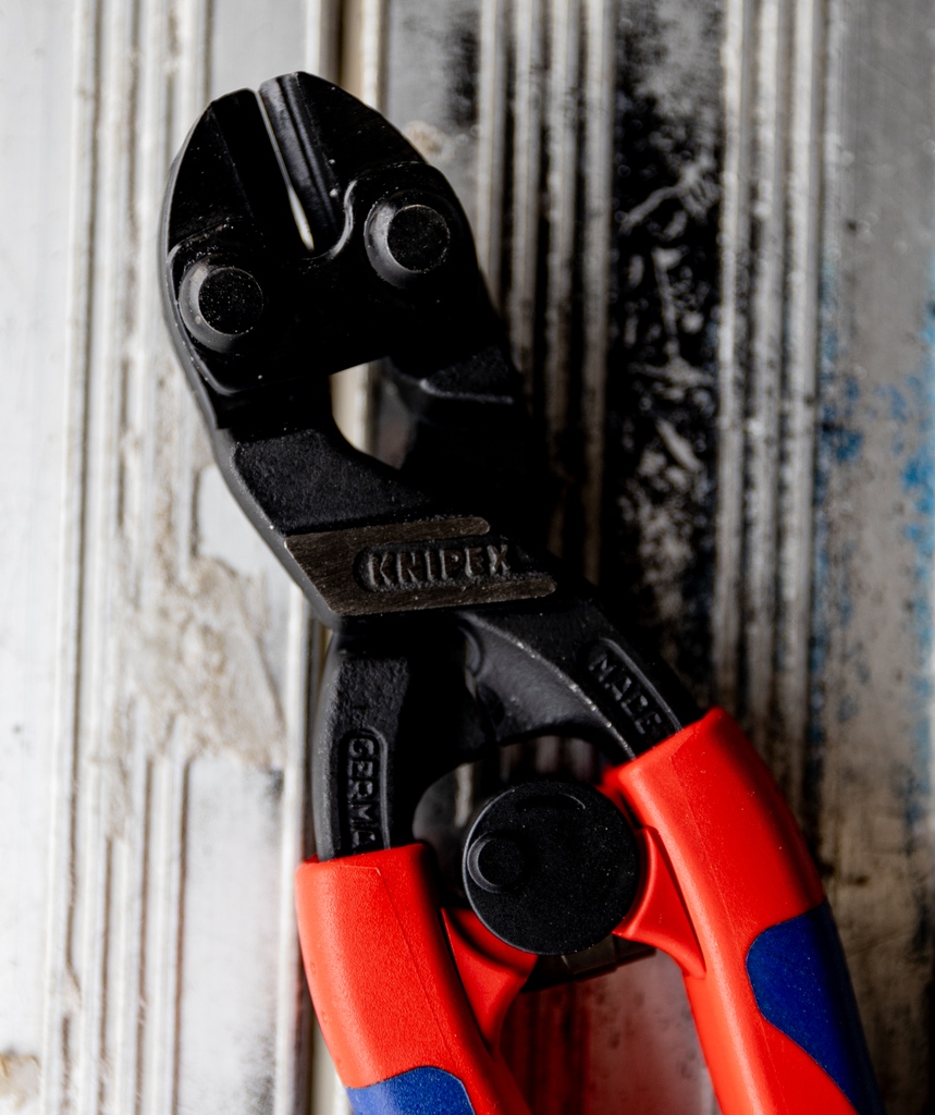 tool_monster's tweet image. Need help cutting bolts, nails, rivets etc.? These @knipex_uk comfort grip bolt cutters make life a lot easier.

#knipex #toolsaddict #tools #electrician #plumber #plumbing