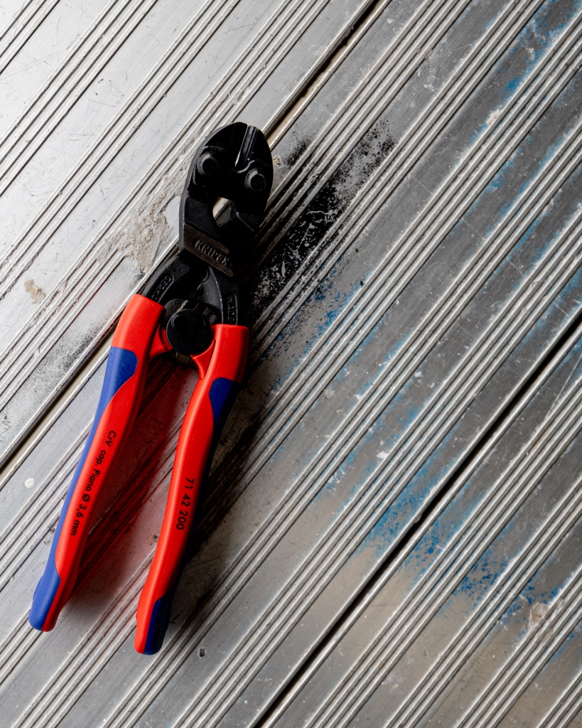 tool_monster's tweet image. Need help cutting bolts, nails, rivets etc.? These @knipex_uk comfort grip bolt cutters make life a lot easier.

#knipex #toolsaddict #tools #electrician #plumber #plumbing