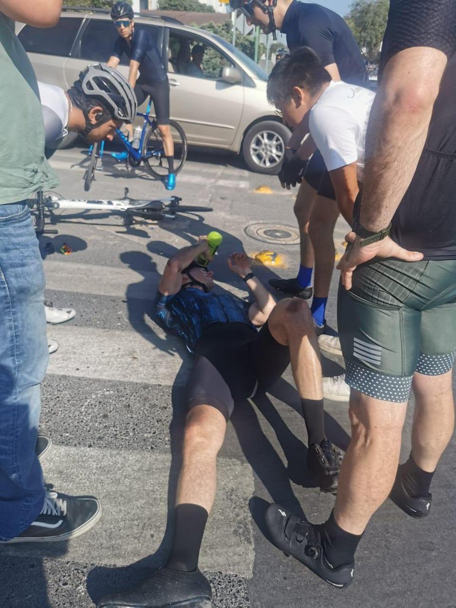 LoQuePasaEnNL's tweet photo. La fracasada #ViaLibre de Miguel Treviño en San Pedro sigue causando accidentes !Hasta cuando lo soportaremos! https://t.co/IztLV9KBSc