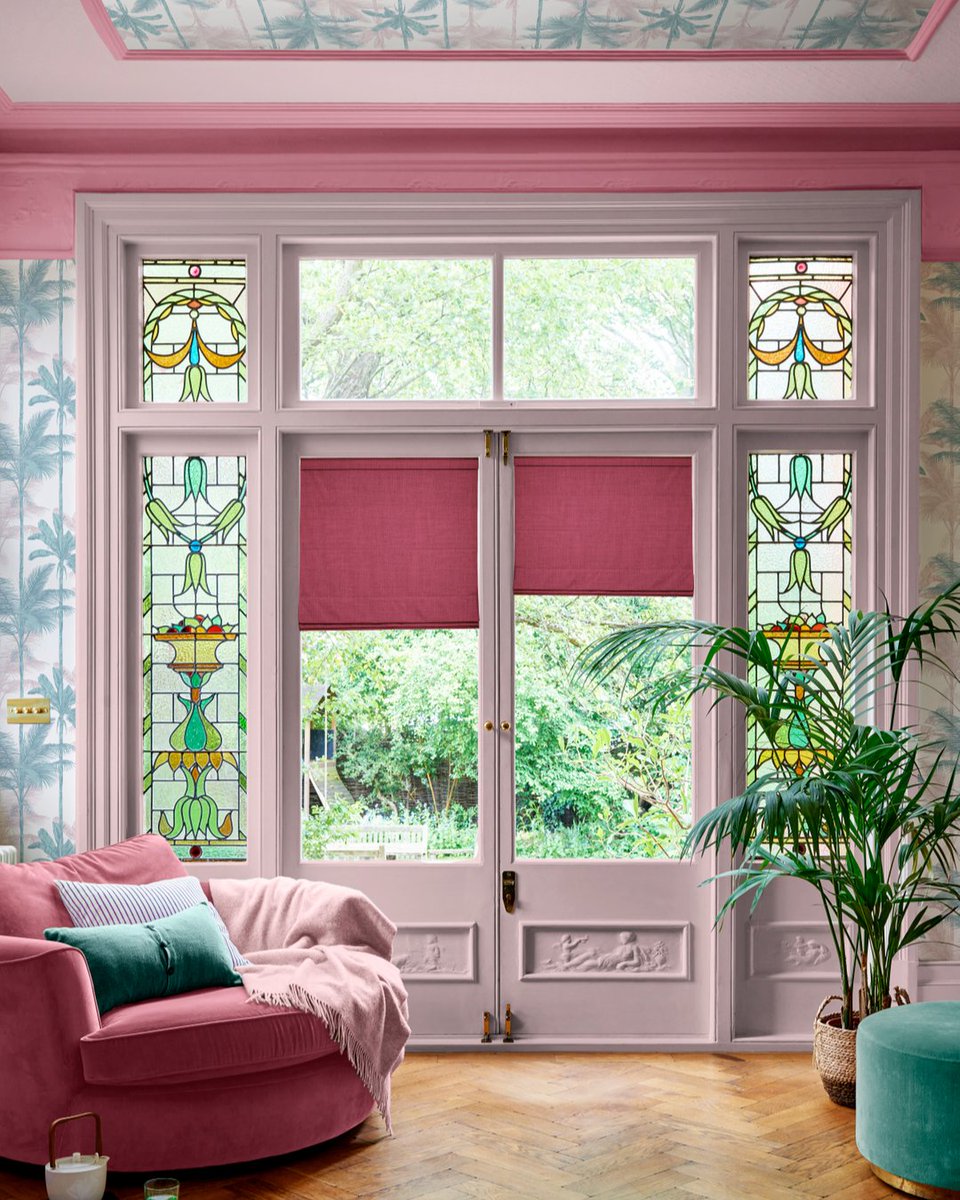 GrahamandBrown's tweet image. It's Barbiecore season and we can't get enough of pink interior design! Taking inspiration from Malibu, we paired our Jungle Blush Green Wallpaper with Dolly Bird Paint &amp;amp; Wallace Fuchsia Roman Blinds! 🦩🌴💕
#pinkinteriordesign #pinkpaint