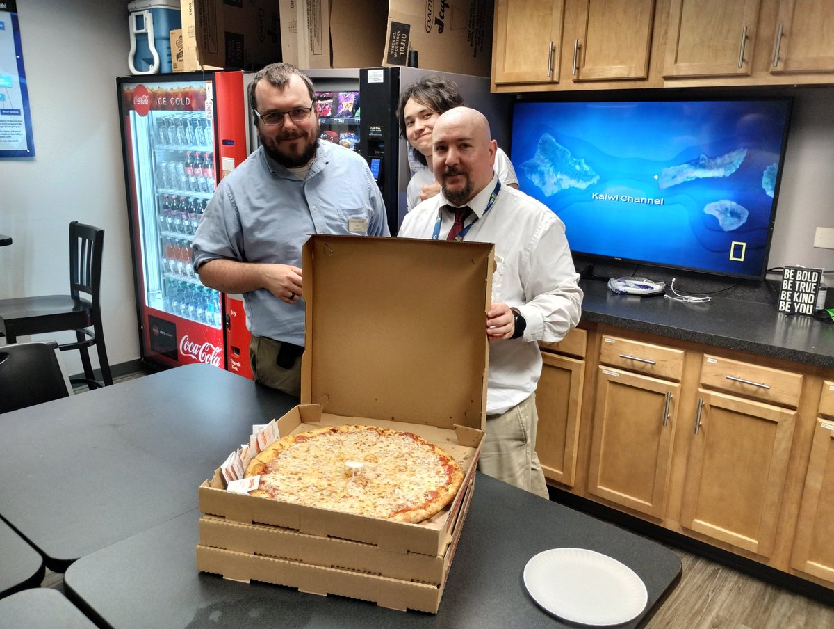 RyanHixson6's tweet photo. Making sure the hungry folks at Micro Center get a bite to eat! #WeAreLenovo #PremiumSTARS https://t.co/UMfXgJT9FQ