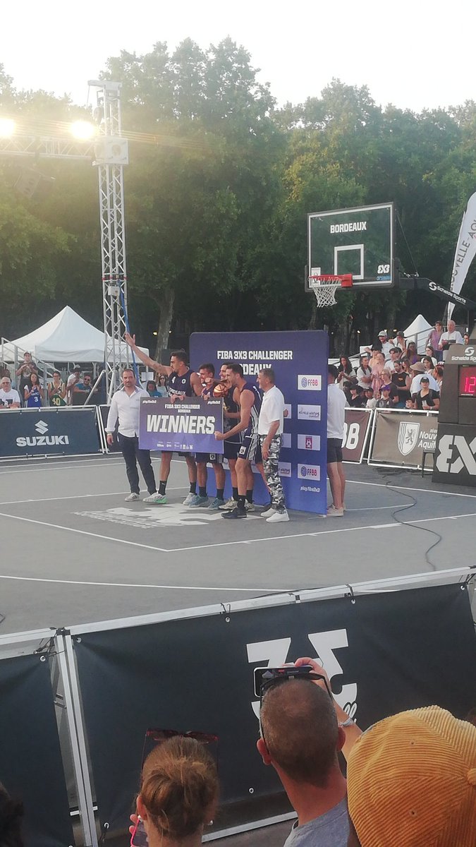 omnisports_bdx's tweet photo. @LigueBasketNAQ @FIBA3x3 Le panier de la victoire pour Paris qui ont remporté ce match contre Miami 21-18 avec une adresse longue distance de folie et un collectif super bien huilé 💪🇫🇷🏀 Doublé des Bleus après les filles, jeudi 🔥🔥 #basket3vs3 https://t.co/UjCZ9YRnFf