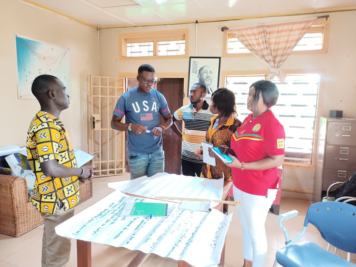 yali_centro's tweet photo. #RCA 🇨🇫 : Atelier de renforcement de capacités des comités de veille de la ville de #Bouar et de #Bangui sur la technique de plaidoyers et du suivi citoyen. Les interactions ont eu lieu au sein de notre siège avec l'expertise de @OxfamRCA . https://t.co/DXwEk4qT5D