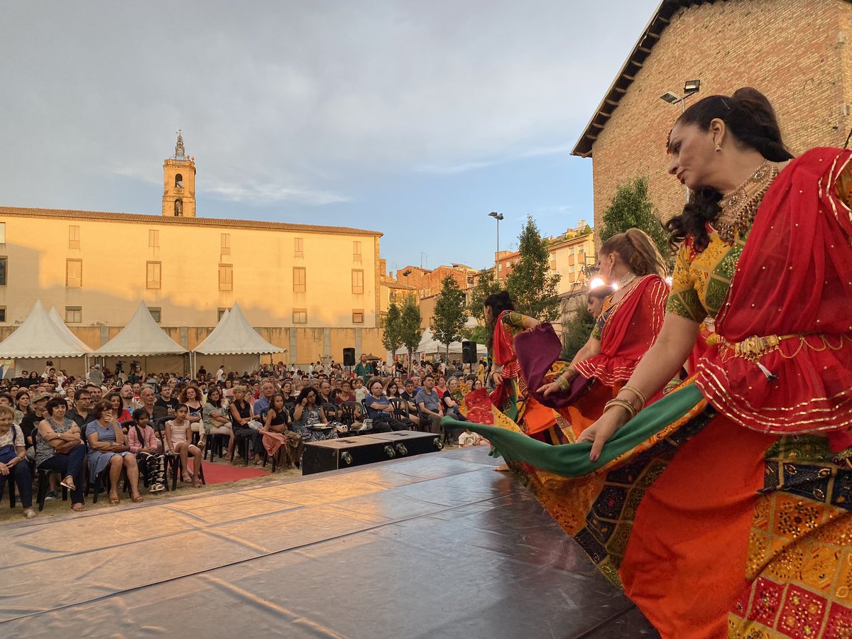 CinemaOriental's tweet photo. Un dels ingredients que no pot faltar avui és l'exhibició de Danses de Bollywood, a càrrec de la formació  @nataraja_dance, encapçalada per @DevKalandara https://t.co/RisAxP891i