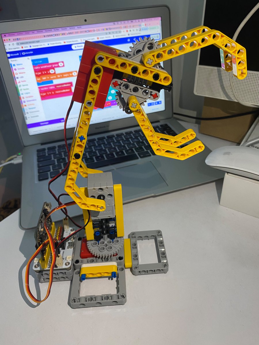 roble_caro's tweet image. This is a project of the @CogniMachine program, part of my doctoral thesis about #computationalthinking and #executivefunctions @microbit_edu @elecfreaks