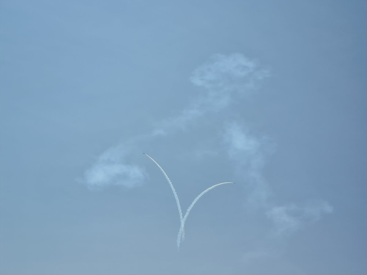 As part of their display at Lossiemouth this afternoon the RAF Red Arrows drew somebody's bum on the sky 🤣 🤣🤣🤣