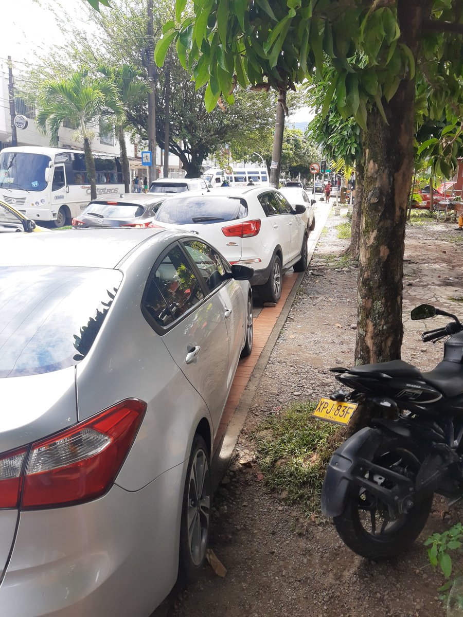 VIEJOFER's tweet photo. Señores @villavomovilida @villavoalcaldia @VillavoControl @StereoNoti @VillavoDiaaDia en carrera 34 calle 7 Sexta etapa La Esperanza (frente a Villabolivar) cuadra y media arriba de Cai La Vega. Evidente falta de autoridad. Vehículos de clientes del establecimiento Cholaos. https://t.co/gjadHoIQUV