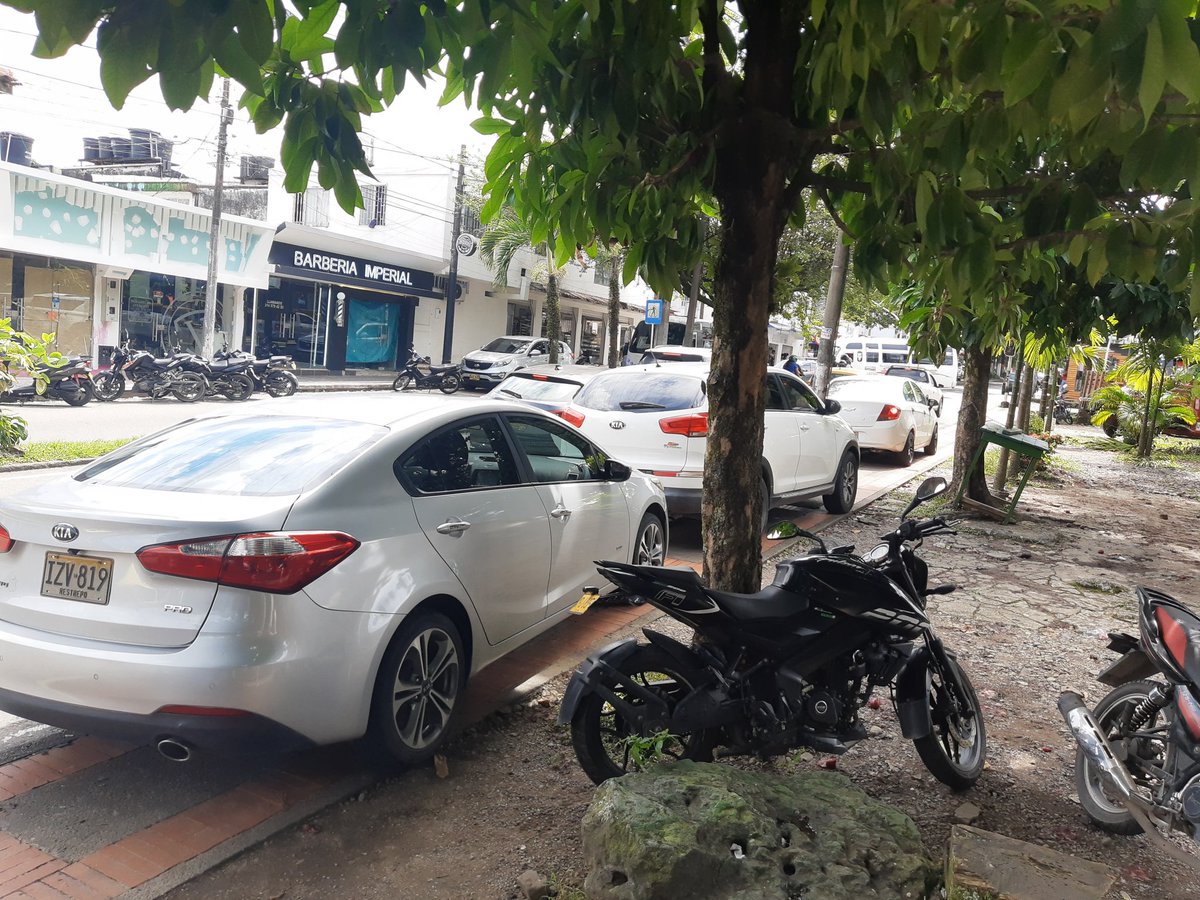 VIEJOFER's tweet photo. Señores @villavomovilida @villavoalcaldia @VillavoControl @StereoNoti @VillavoDiaaDia en carrera 34 calle 7 Sexta etapa La Esperanza (frente a Villabolivar) cuadra y media arriba de Cai La Vega. Evidente falta de autoridad. Vehículos de clientes del establecimiento Cholaos. https://t.co/gjadHoIQUV